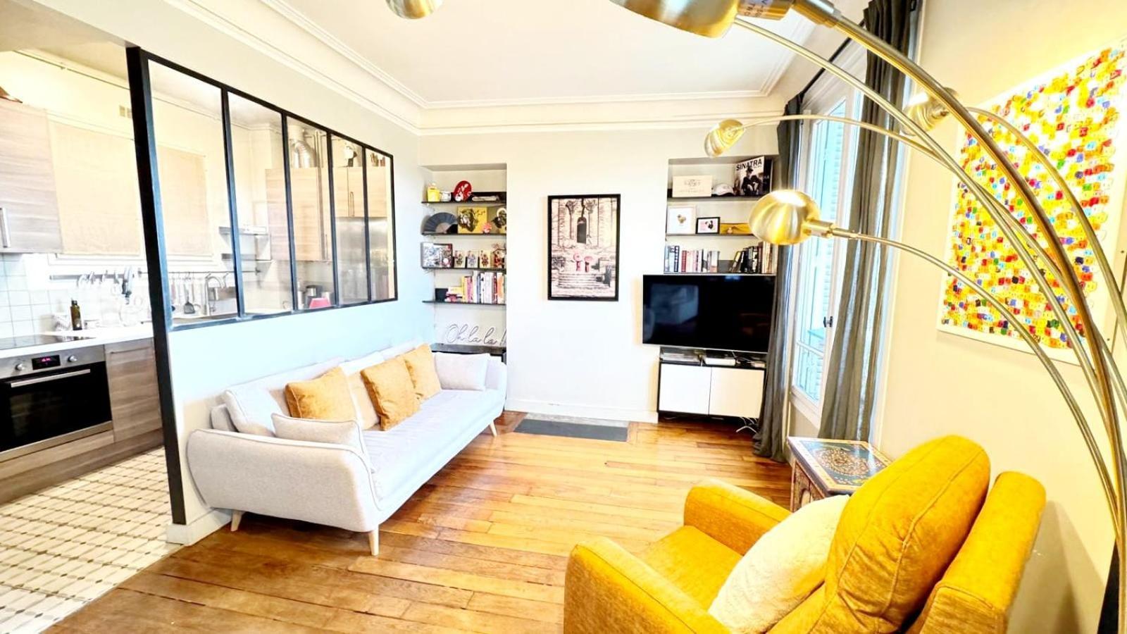 Large And Comfortable In Parigi